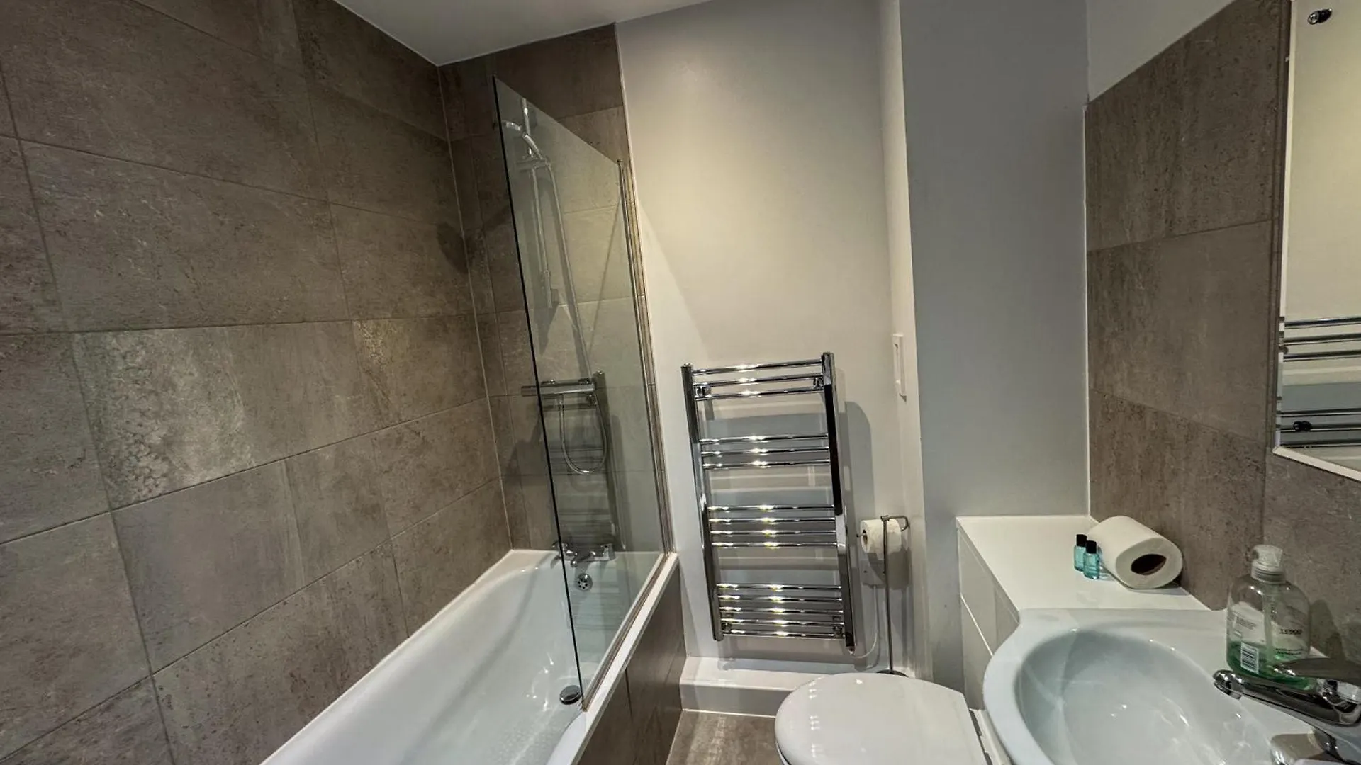 Modern Central Apartment With Views Of The Quayside Sleep 8 Free Parking 뉴캐슬어폰타인